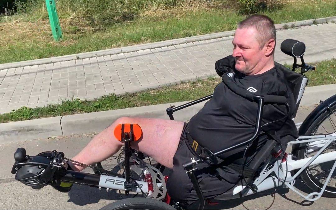 No hands controls single-leg powered trike