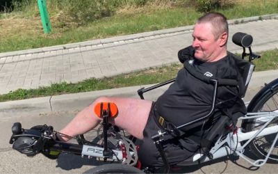 No hands controls single-leg powered trike