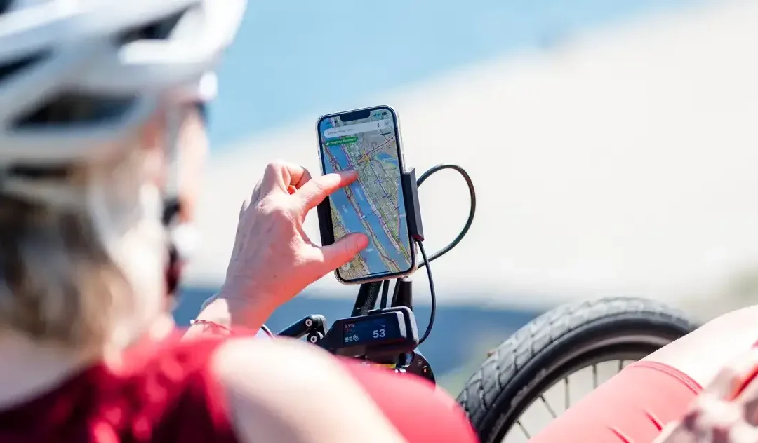 Bosch SmartphoneGrip for Bosch motors: Charge and Navigate at the same time